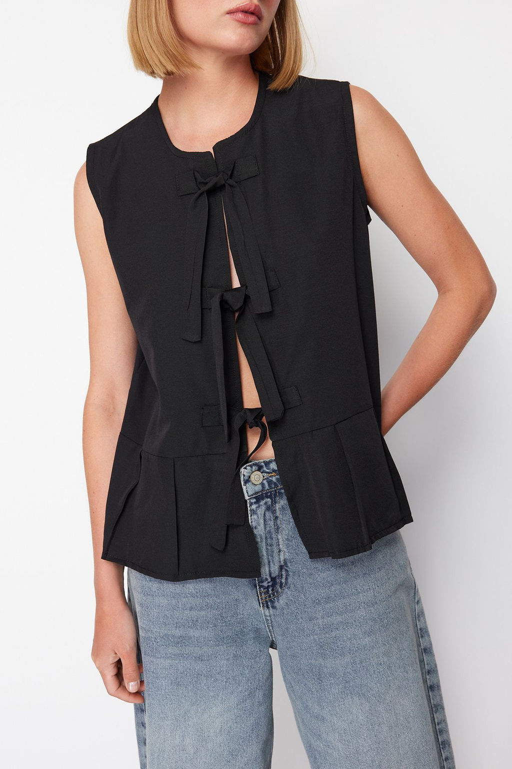 Siyah Onden Baglama Fiyonk Detayl? Kolsuz Dokuma Bluz TEDSS24BZ00044