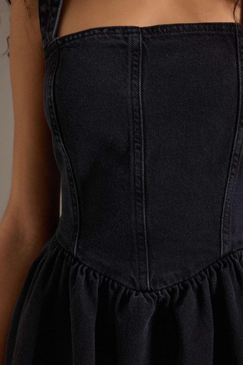 TRENDYOLMILLA Siyah Etegi Volanl? Staplez Yaka Ask?l? V Form Mini Denim Elbise TWOSS25EL00597 фото 3