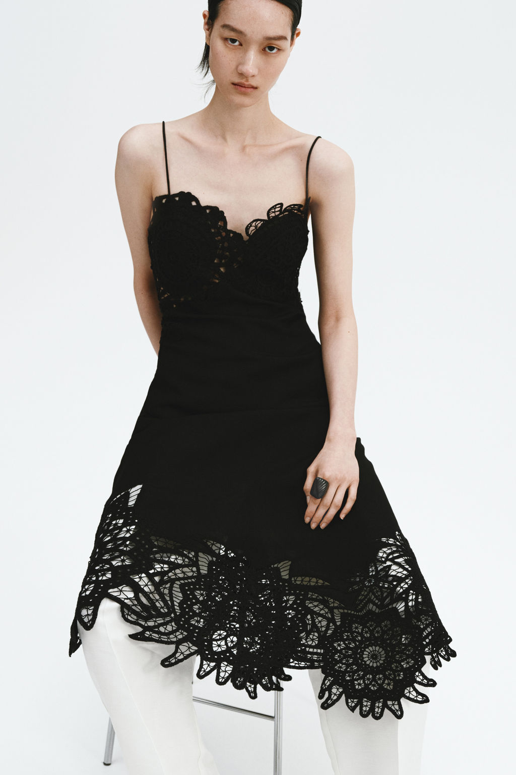 Vestido en mezcla de lino con detalles de encaje - H&m фото 7