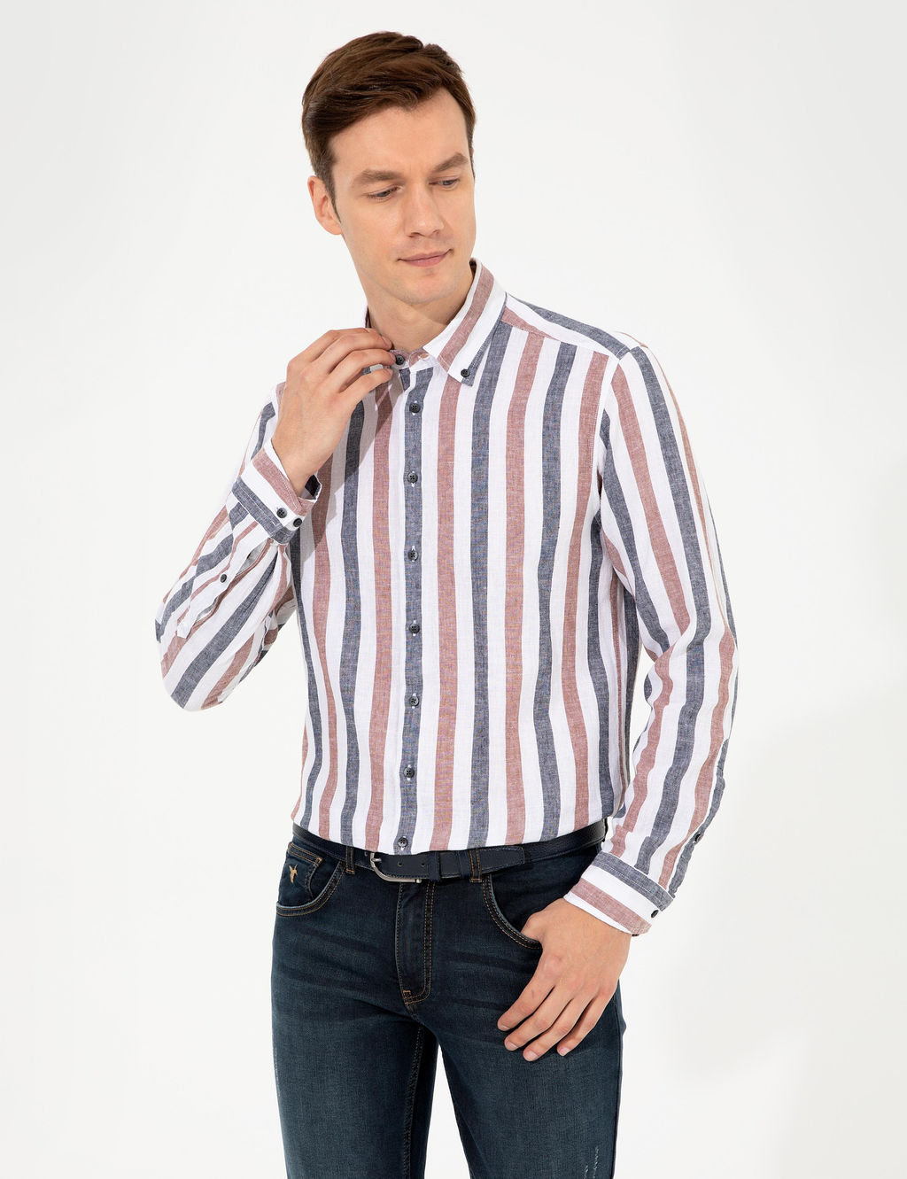 Рубашка узкого кроя с длинным рукавом из смесового льна темно-синего цвета