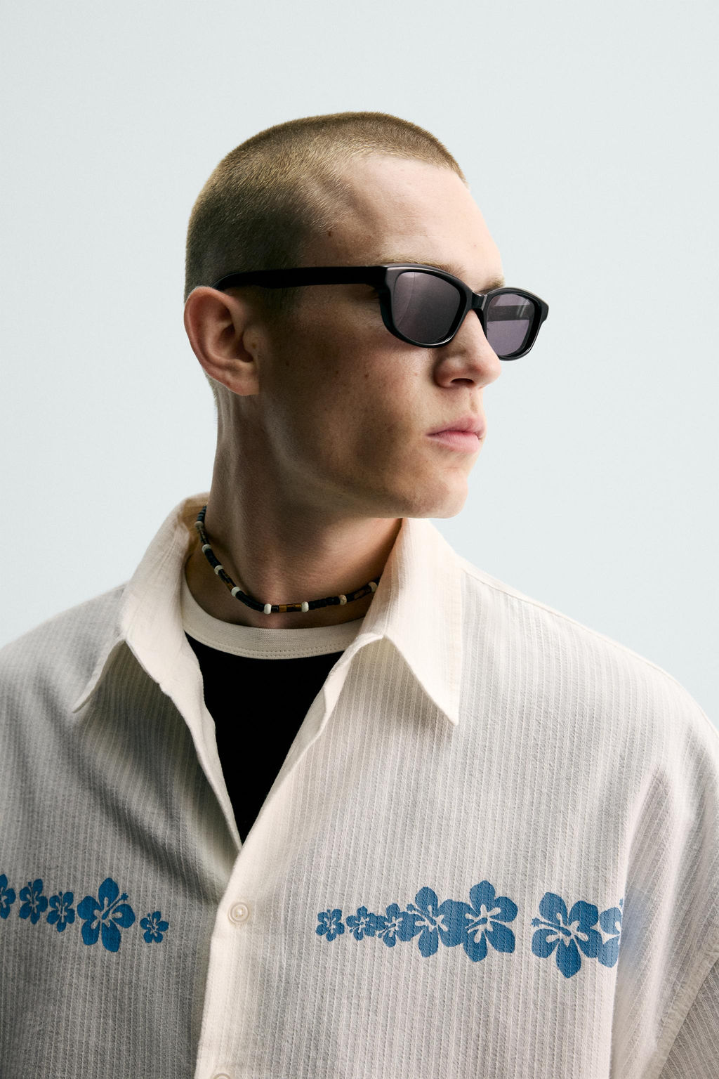 CAMISA RELAXED FIT ESTAMPADO FLORES / Blanco