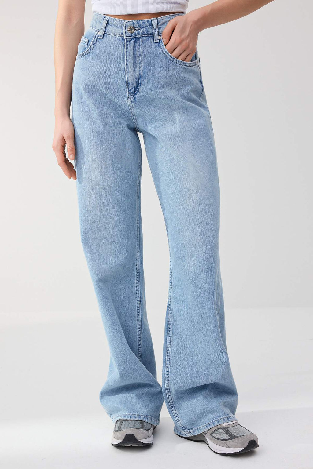 Trendyolmilla Wardrope Essentials Ac?k Mavi DOKUMLU Yuksek Bel Wide Leg Jeans TWOSS26JE00128