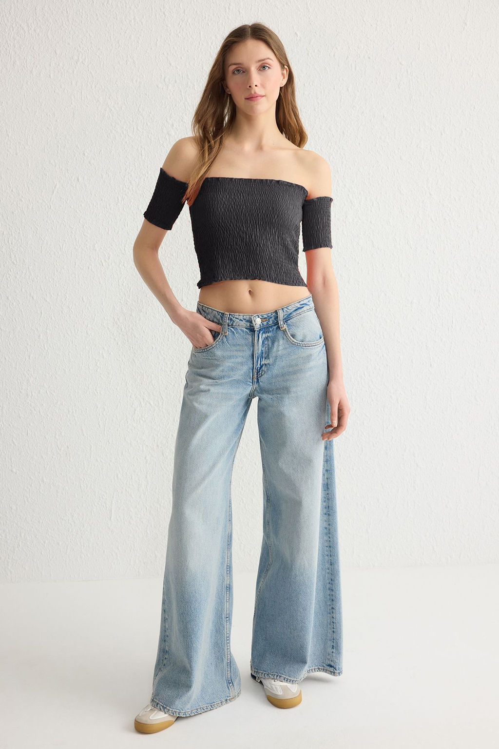 Ac?k Mavi Fitted/Vucuda Oturan Carmen Yaka Crop Gipeli Esnek Orme Bluz TWOSS25BZ00173 - Trendyolmilla фото 7