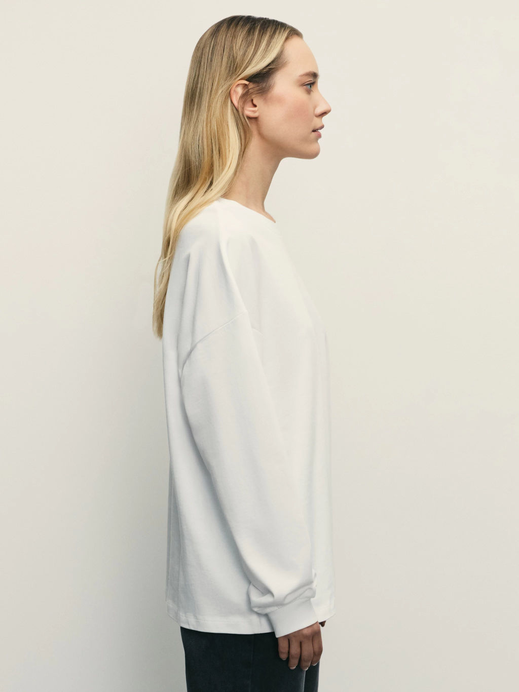 Лонгслив оверсайз с манжетами и принтом на рукаве / Zarina  фото 5