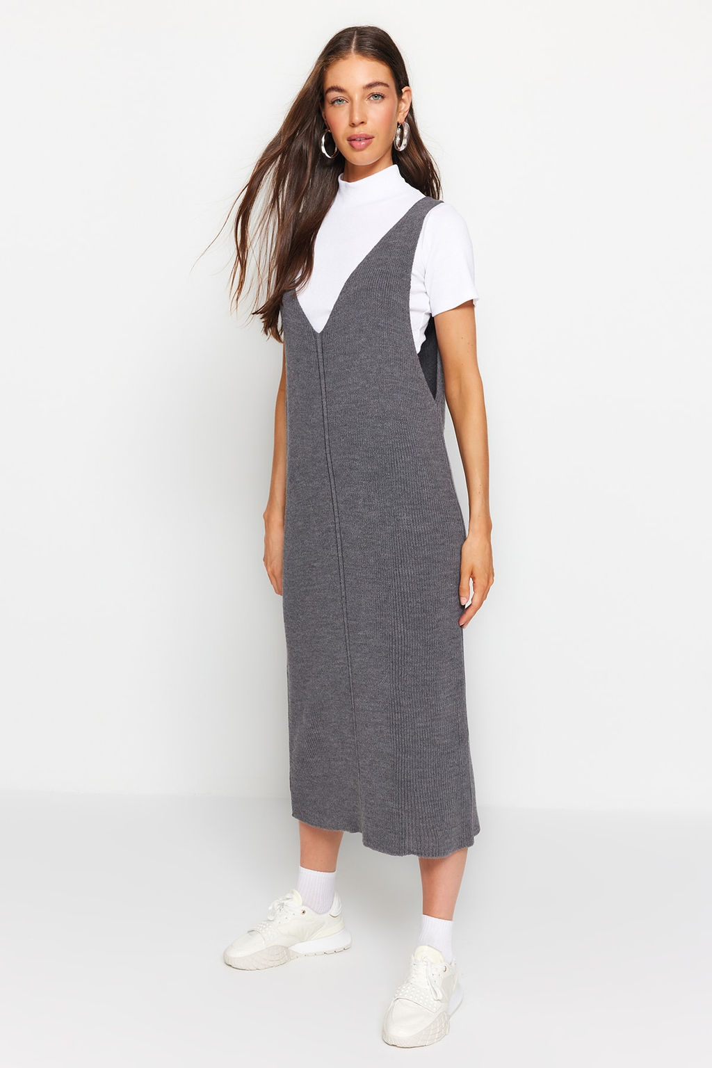 TRENDYOLMILLA Siyah Maxi Triko V Yaka Jile Elbise TWOAW24EL00011 фото 9