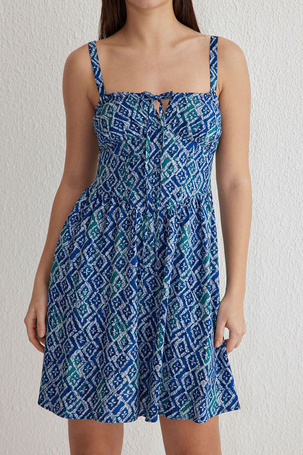 Mavi Geometrik Etegi Belden Ac?lan Mini Dokuma Elbise TWOSS25EL00026 - Trendyolmilla фото 3