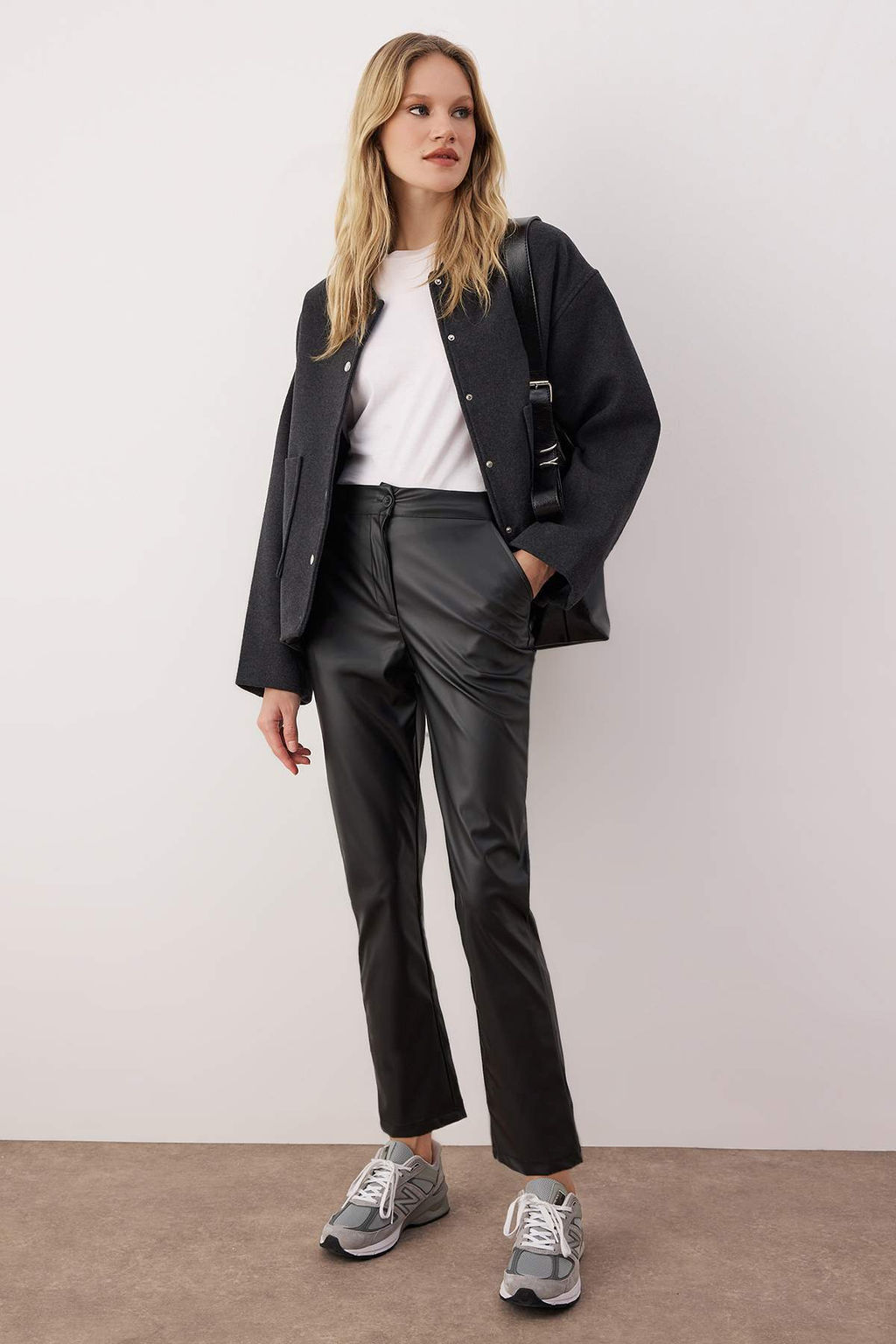 TRENDYOLMILLA Siyah Cigarette Dokuma Suni Deri Pantolon TWOAW22PL0290  фото 9