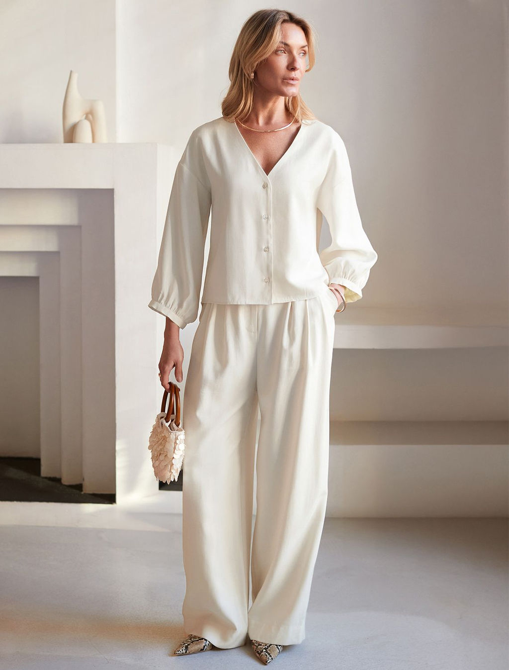 Укороченная блузка с V вырезом из плотного лиоцелла - Vilatte фото 5