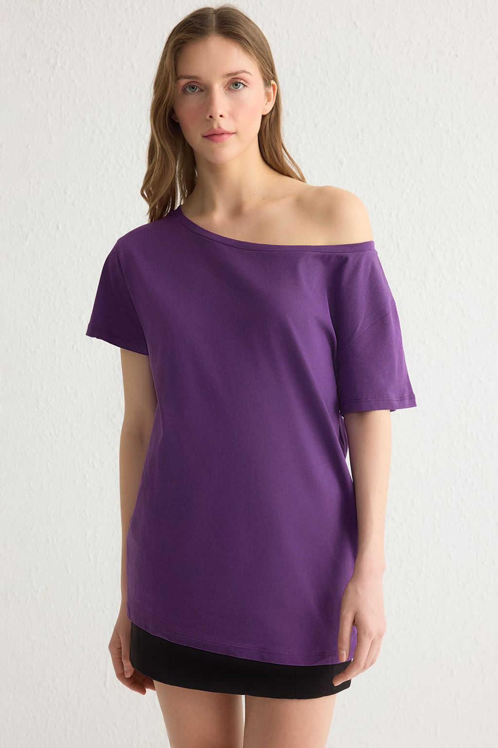 TRENDYOLMILLA Beyaz %100 Pamuk Oversize/Genis Kal?p Kay?k Yaka Orme T-Shirt TWOSS20TS0140