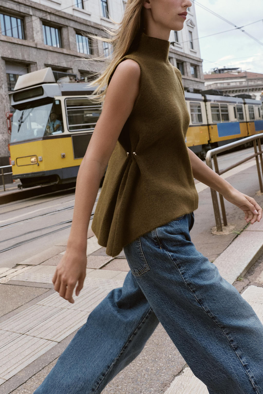 ASYMMETRIC KNIT TOP WITH SIDE APPLIQU_S - Zara фото 3