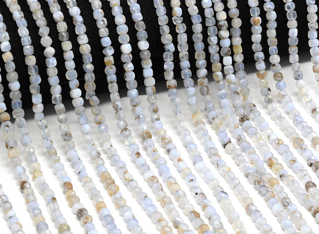 Бусины из агата голубого (сапфирин) кубик гр.4мм, 39см, 93 бусины Радуга камня