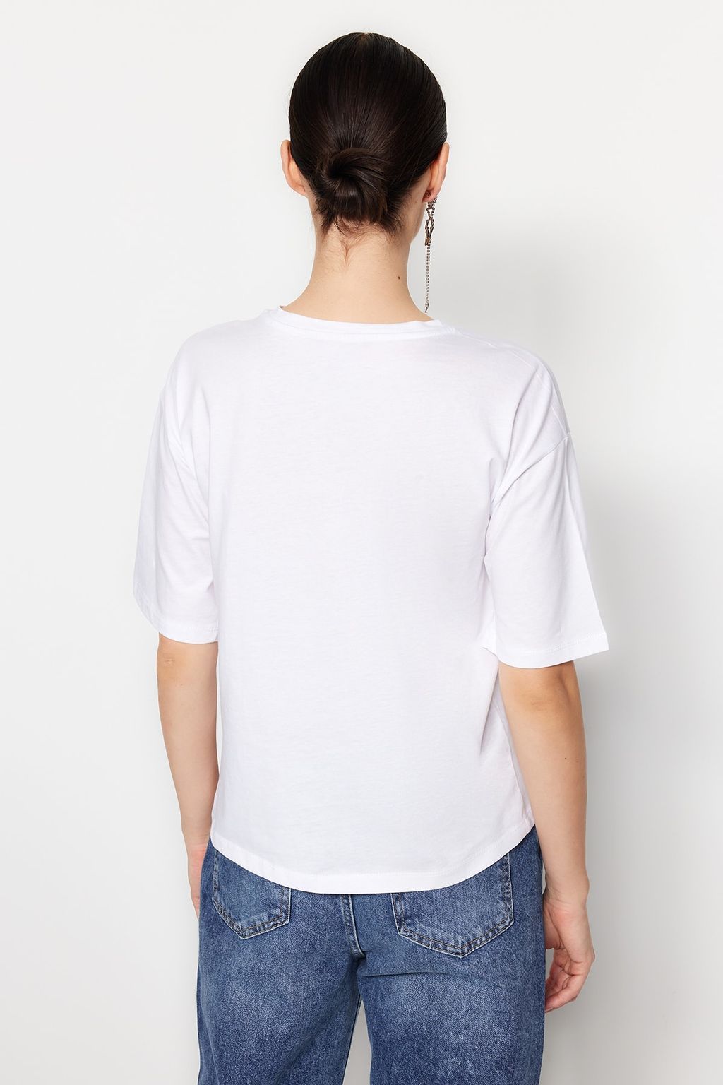 TRENDYOLMILLA Antrasit %100 Pamuk Tas Detayl? Relaxed/Genis Rahat Kesim Bisiklet Yaka Orme T-Shirt TWOSS23TS00153  фото 5