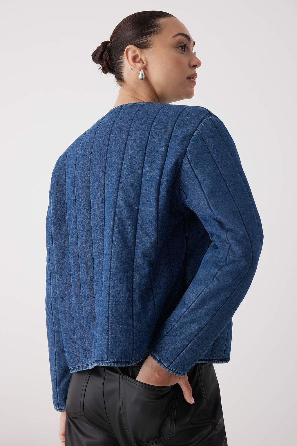 Wardrobe Essentials Koyu Mavi Kapitone Regular Denim Ceket | TWOAW26CE00013 - Trendyolmilla фото 4