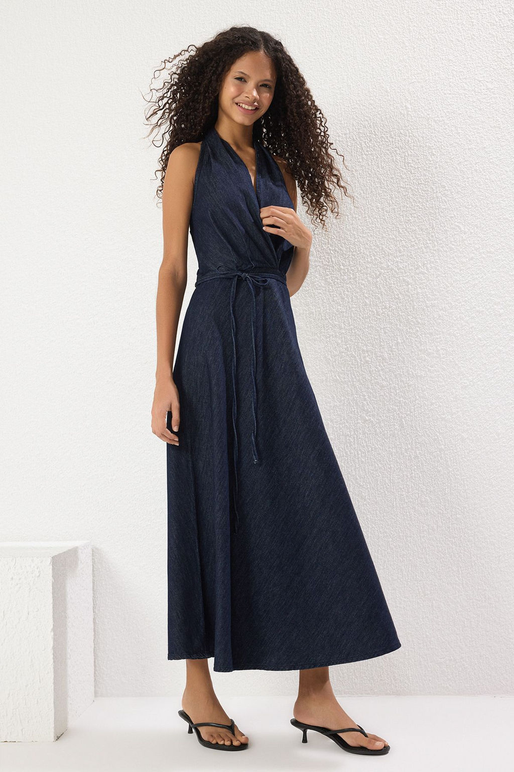 TRENDYOLMILLA Koyu Mavi Etegi Volanl? Baglama Detayl? Halter Yaka Maxi Denim Elbise TWOSS25EL00602