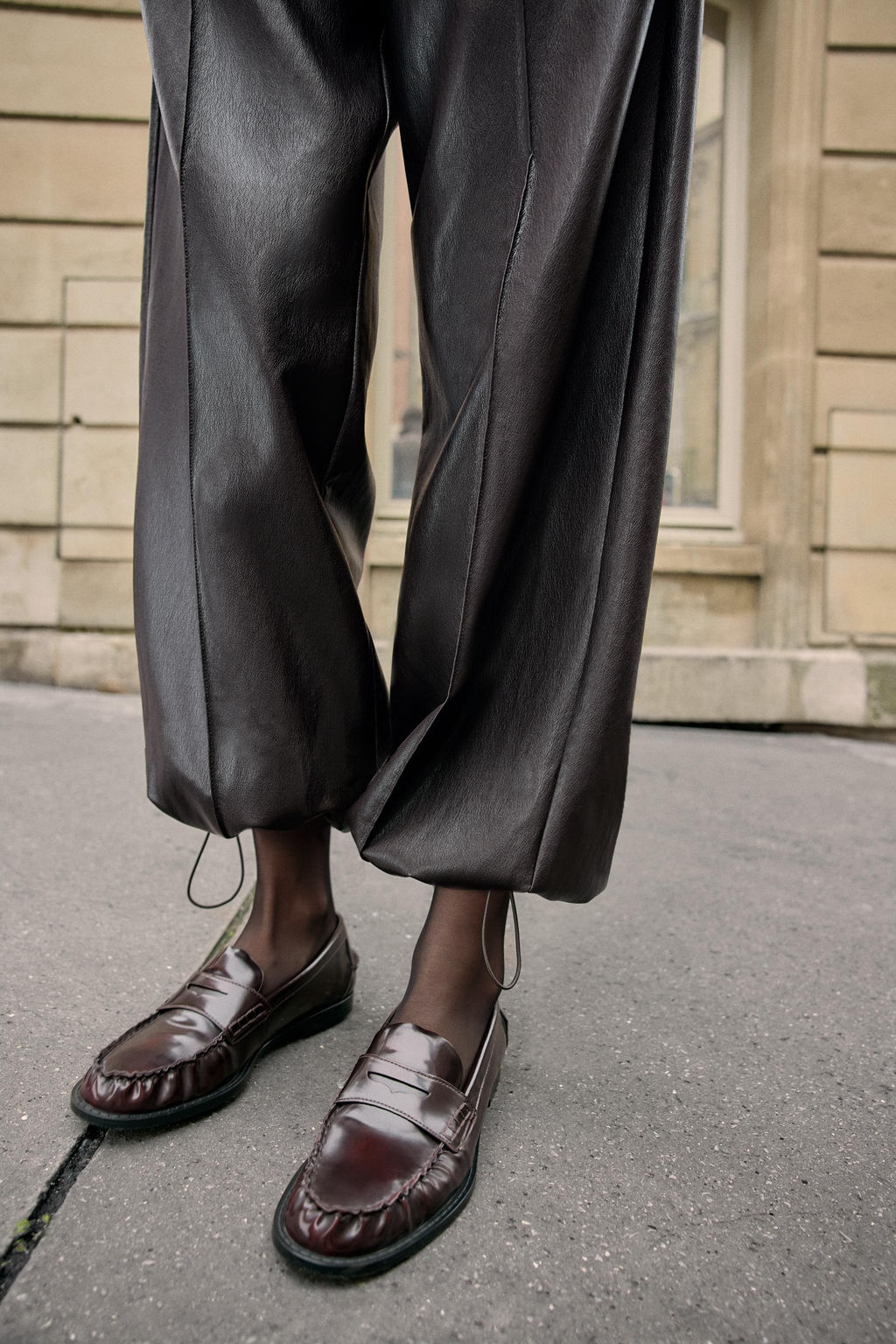 FAUX LEATHER TROUSERS - Zara фото 6