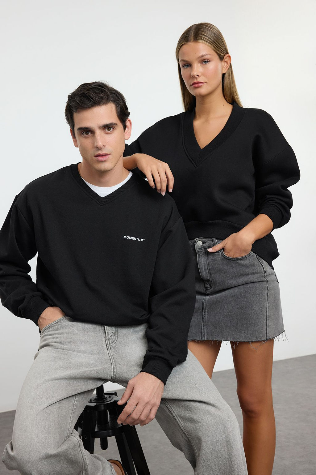 TRENDYOL MAN Bordo Unisex Oversize/Genis Kesim Ici Polarl? V Yaka Bask?l? Sweatshirt TMNAW25SW00157