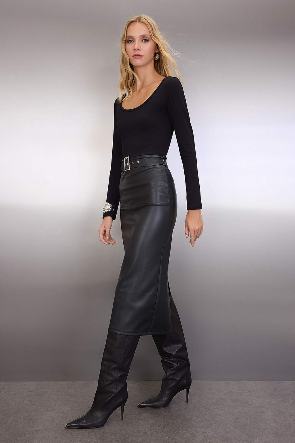 Siyah Duz Kemerli Bodycone/Vucuda Oturan Midi Suni Deri Orme Elbise TWOAW26EL00041