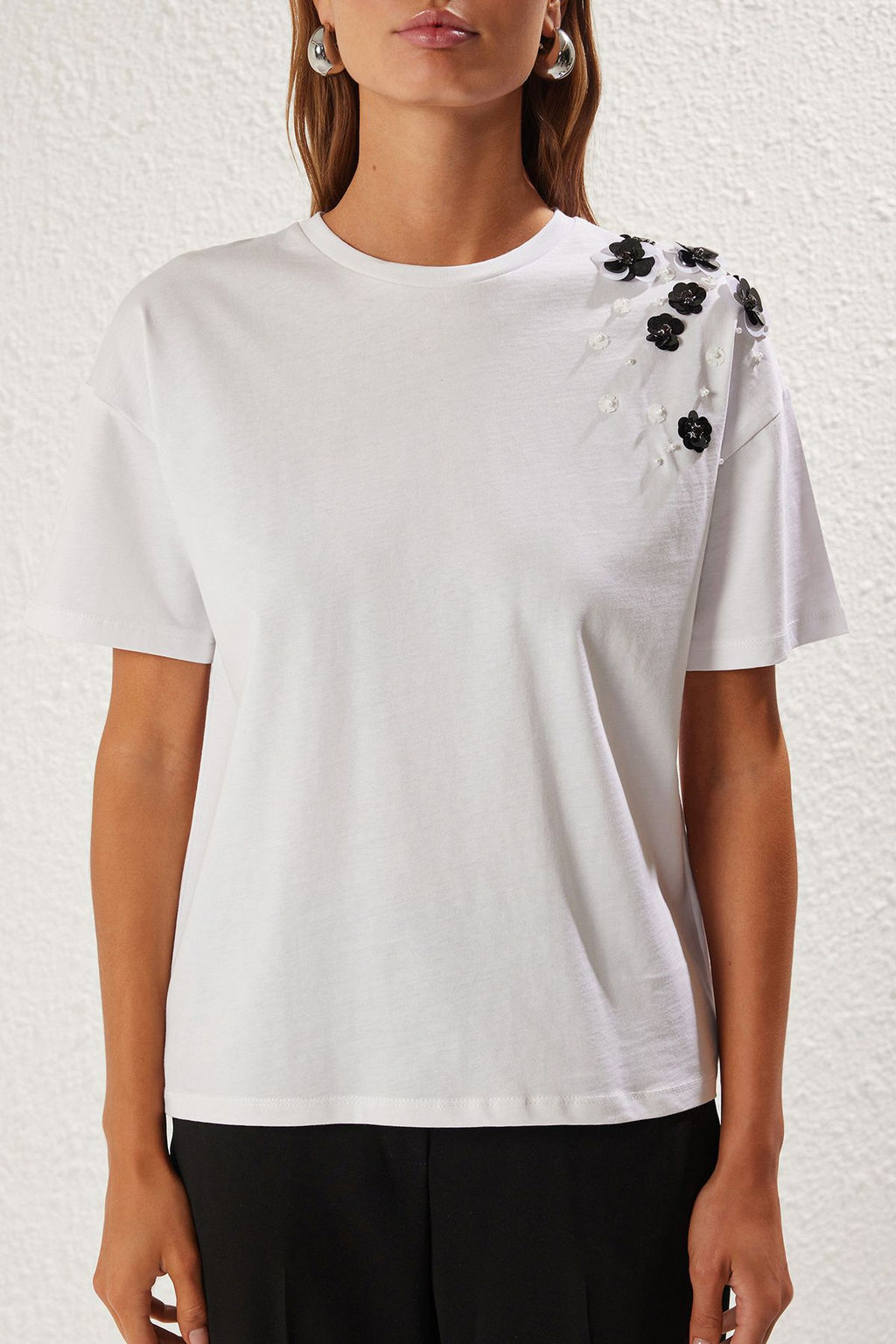 Beyaz Kal?n Pamuklu Oversize/Genis Kal?p Aksesuar Detayl? Orme T-Shirt TWOSS25TS00030