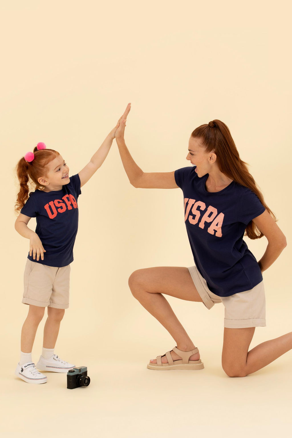 Темно-синяя базовая футболка с круглым вырезом для девочек Неожиданная скидка в корзине