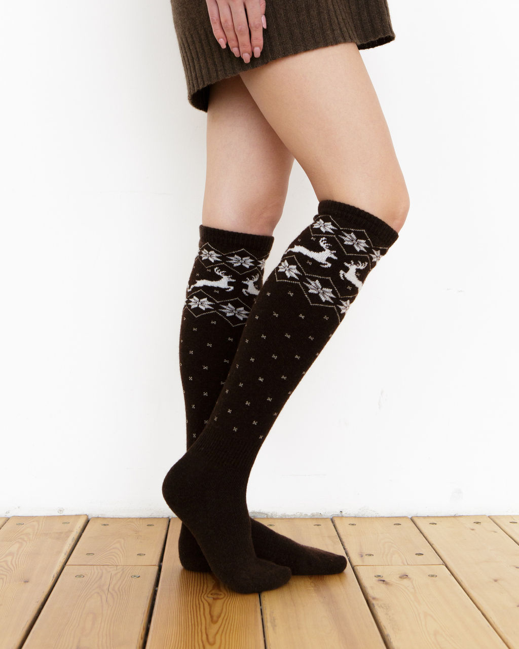 Теплые гольфы из монгольской шерсти темно-коричневые с рисунком