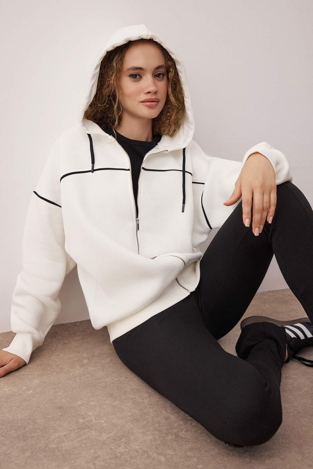 Lacivert Kapusonlu ve Biye Detayl? Oversize/Genis Kal?p Orme Sweatshirt TWOAW26SW00106 - Trendyolmilla фото 5