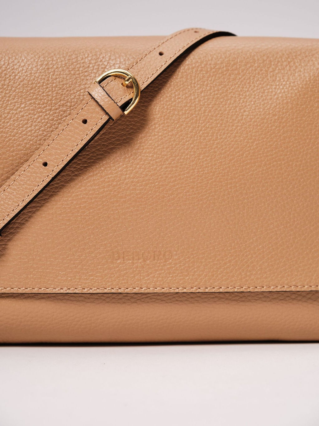 Сумка кожаная через плечо Deboro 30181 нюдовая