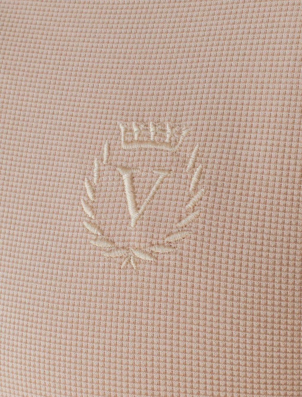 Поло из фактурного трикотажа с застежкой на пуговицы