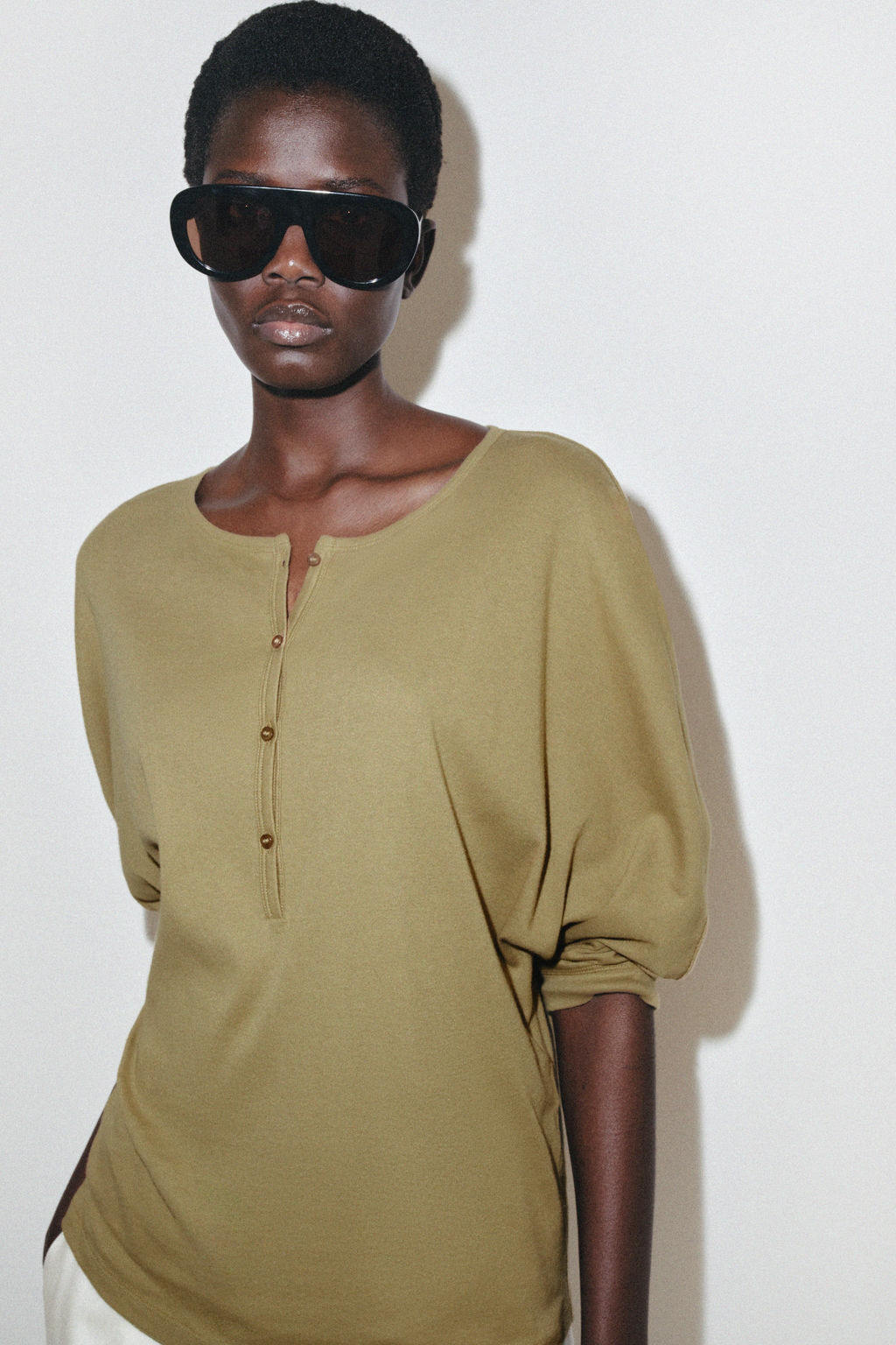 CAMISETA CUELLO PANADERO ALGOD?N / Khaki