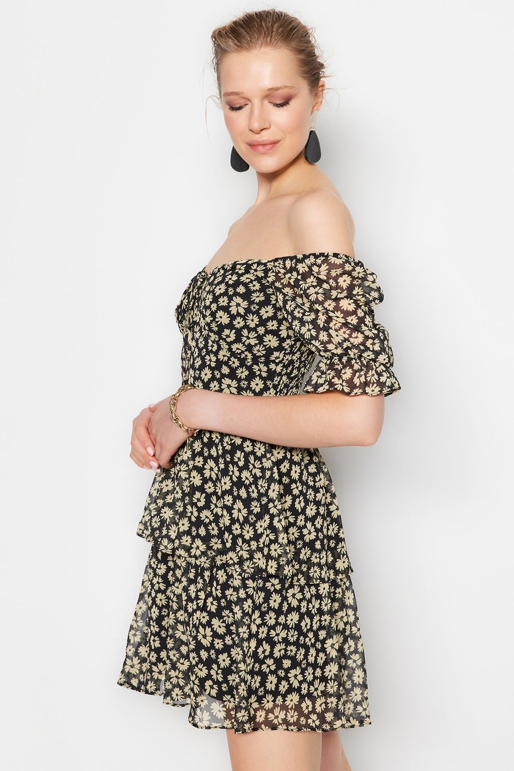 Siyah Cicekli Etegi Volanl? Skater/Belden Ac?lan Sifon Mini Astarl? Dokuma Elbise TWOSS22EL2772