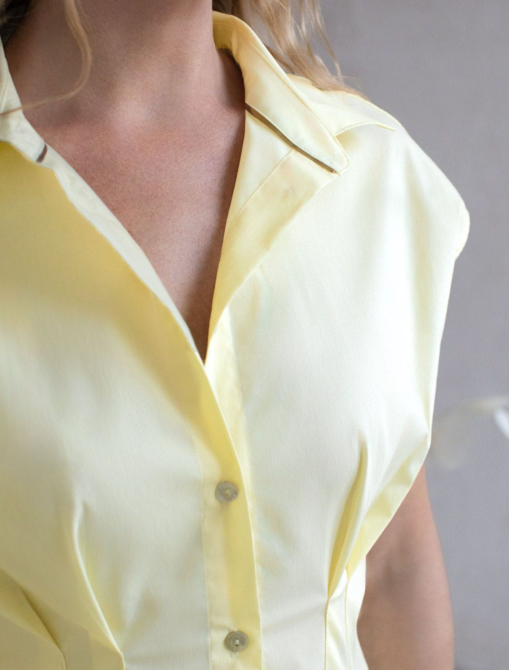 Блузка приталенного кроя с коротким рукавом из легкого хлопкового поплина - Vilatte фото 3