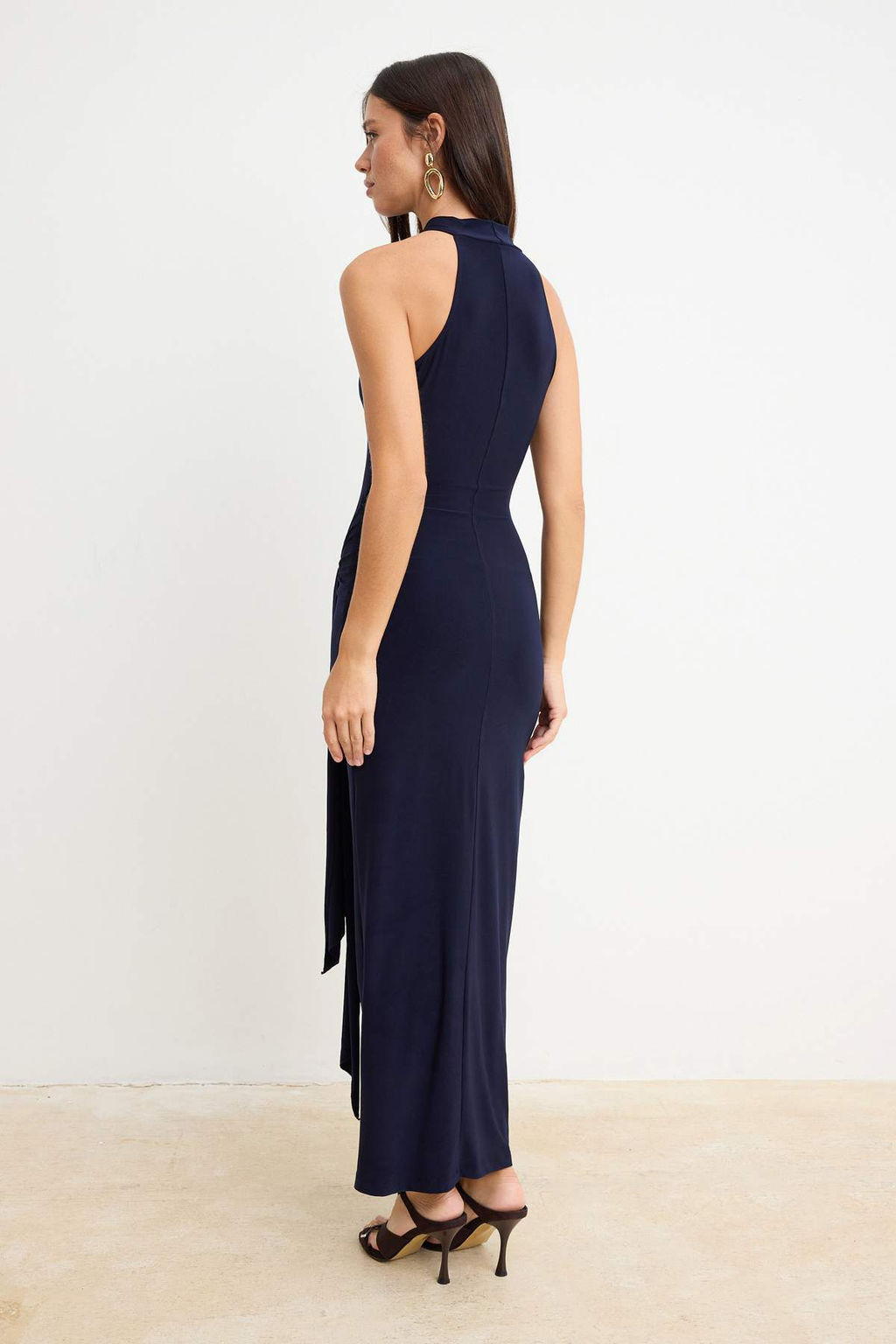 Lacivert Kusak Detayl? Halter Yaka Bodycone/Vucuda Oturan Esnek Maxi Orme Elbise TWOSS25EL00689