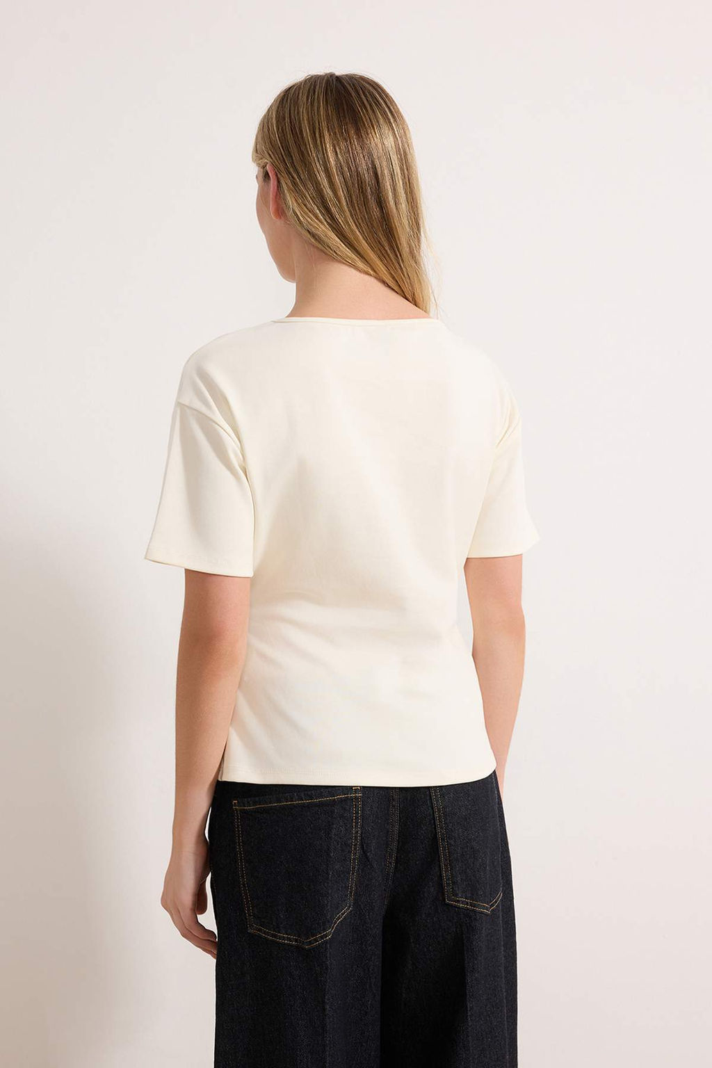 Ekru Fitted/Vucuda Oturan Kay?k Yaka Dusuk Kol K?sa Kollu Interlok Orme Bluz TWOSS26BZ00193 - Trendyolmilla фото 4