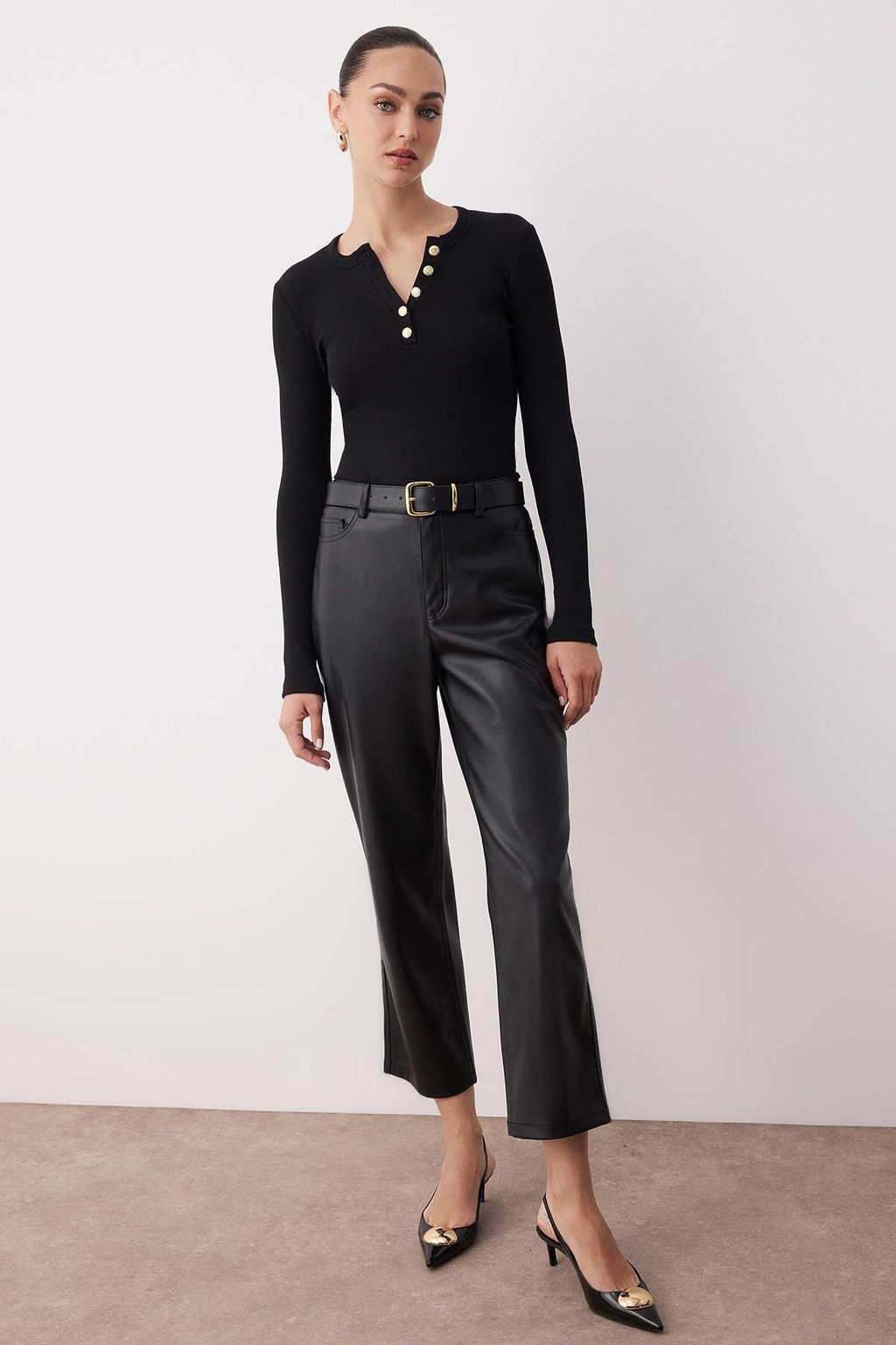 Siyah Bisiklet Yaka Dugmeli Fitted/Vucuda Oturan Esnek Fittilli Orme Bluz TWOAW26BZ00063