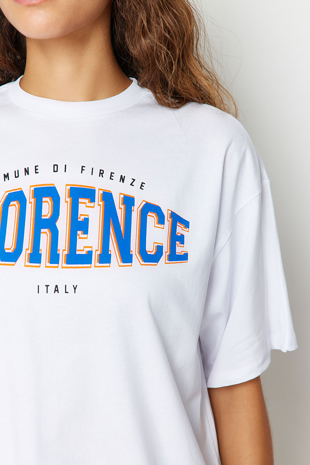 TRENDYOLMILLA Beyaz %100 Pamuk Bisiklet Yaka Bask?l? Oversize/Genis Kal?p Orme T-Shirt TWOSS22TS0994  фото 17