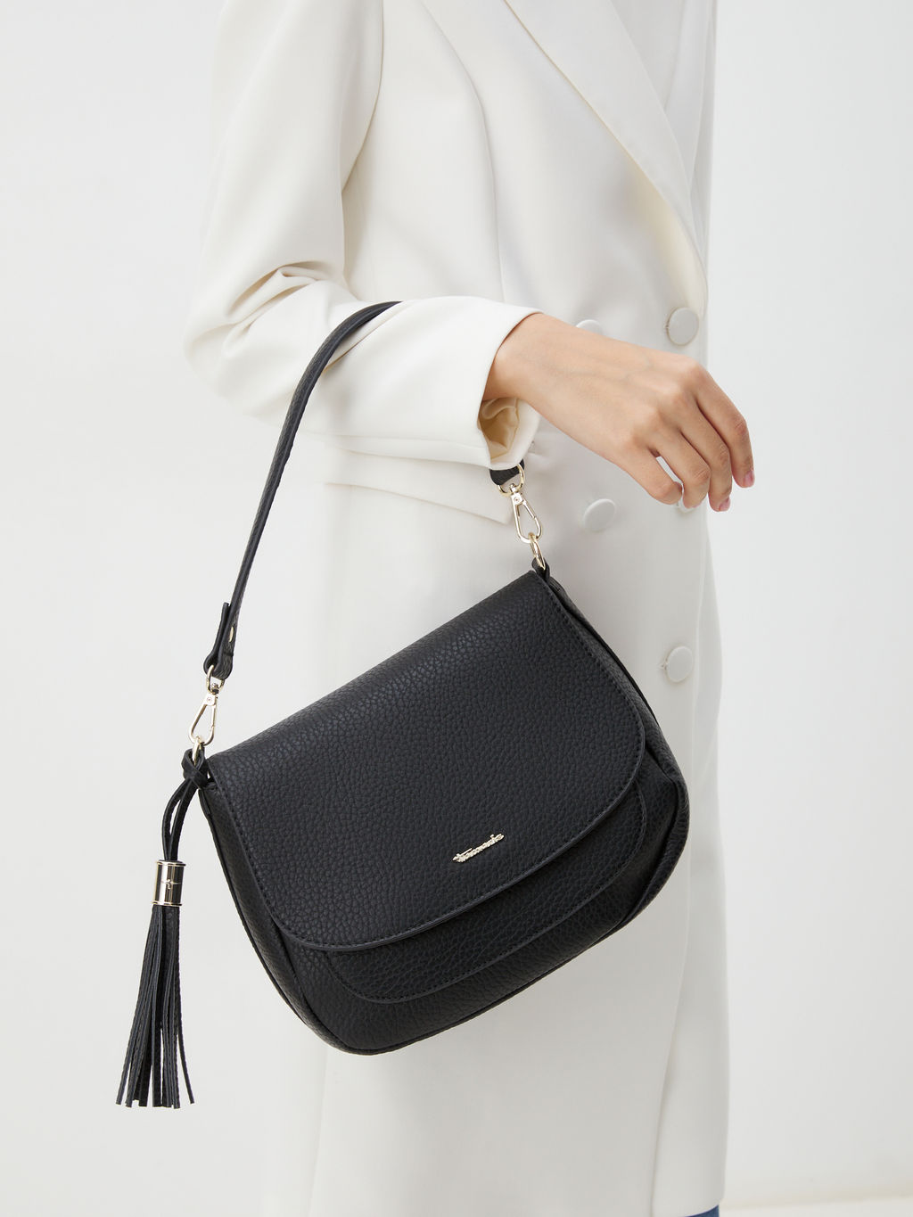Женская сумка на плечо TAMARIS Carissa Артикул 4370433, черный - Tendance фото 2