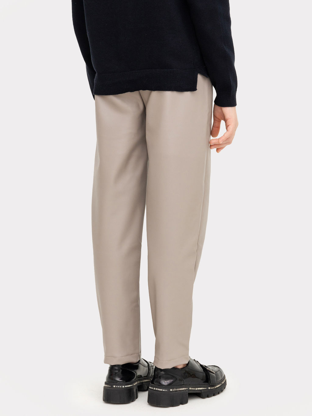 Брюки для девочек в сером цвете из экокожи - Mark formelle фото 3