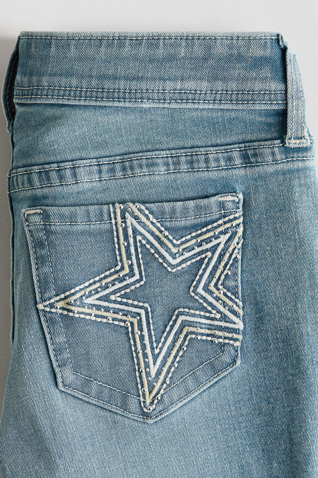 Flared Leg Low Jeans con detalle bordado