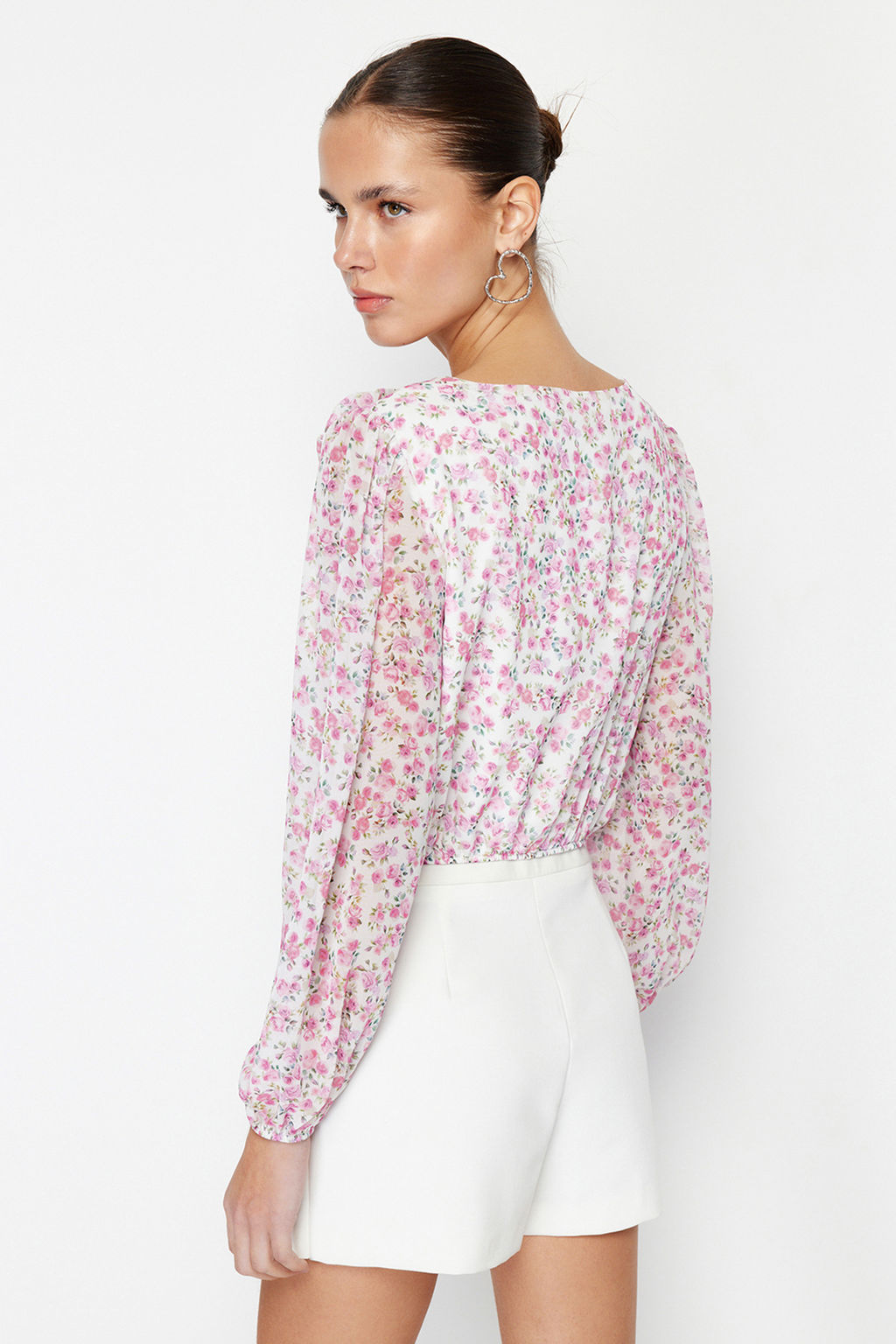 Pembe Crop Astarl? Gul Detayl? Cicekli Sifon Dokuma Bluz TWOSS24BZ00344 - Trendyolmilla фото 6