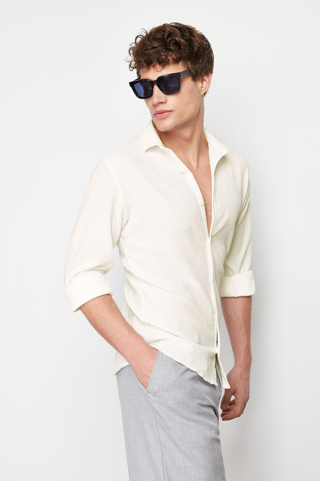TRENDYOL MAN Ekru Slim Fit Dokulu Orme Uzun Kollu Gomlek TMNSS23GO00054