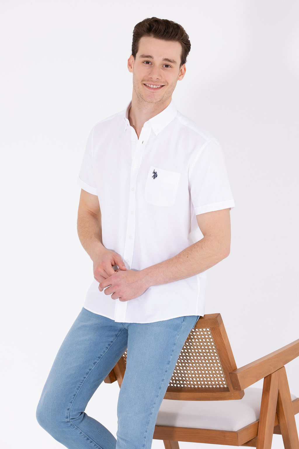 Мужская белая рубашка для рубашки с коротким рубашкой.