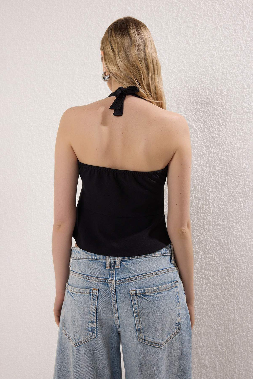 Trendyolmilla Siyah Kemer Toka Detayl? Halter Yaka Dokuma Dokuma Bluz TWOSS25BZ00500