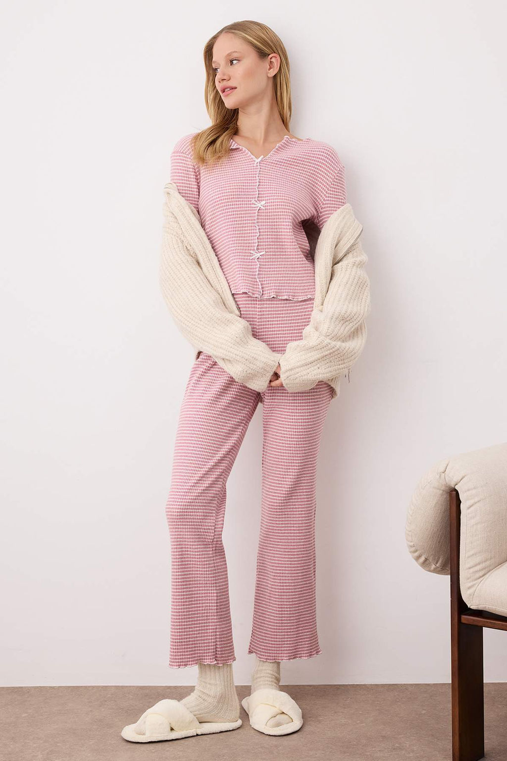 Beyaz-Pembe Cizgili Kurdeleli Yumusak Tuse F?rcal? K?sl?k Fitilli Orme Pijama Tak?m? THMAW26PT00129 - Trendyolmilla фото 2