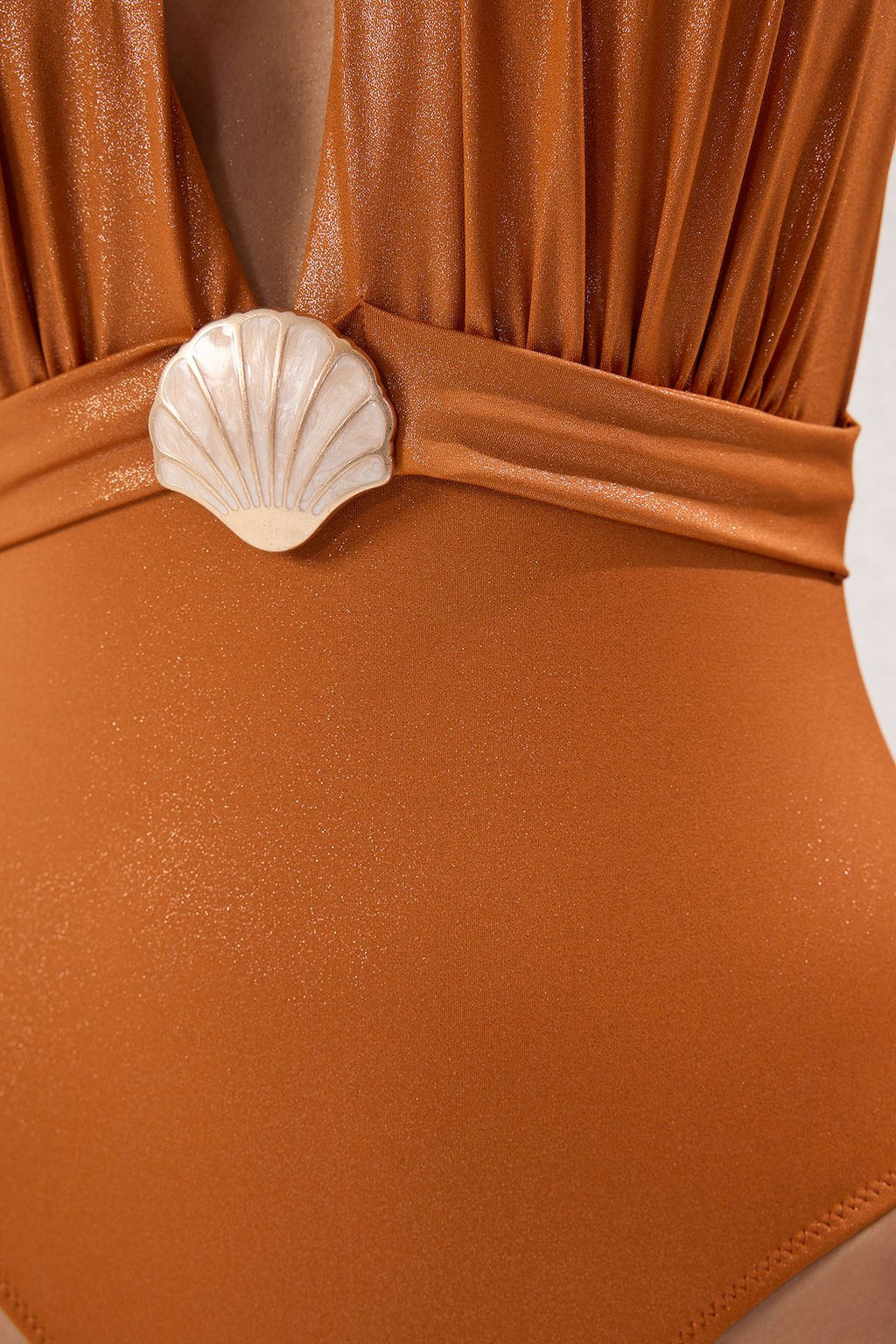 TRENDYOLMILLA Siyah Derin V Yaka Deniz Kabugu Aksesuarl? Parlak Regular Mayo TBESS25MA00105 фото 3