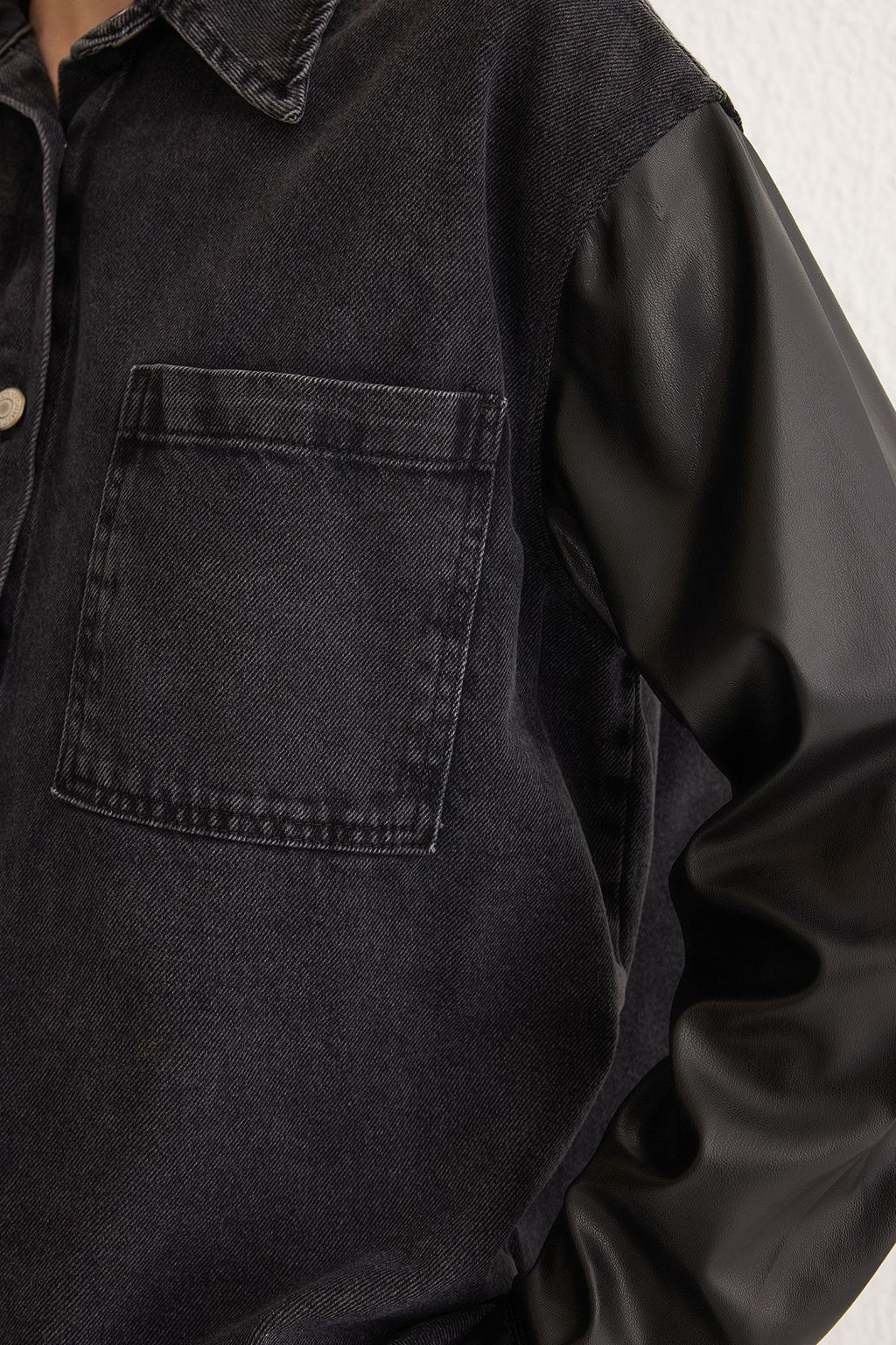 Siyah Kontrast Deri Detayl? Oversize Denim Gomlek Ceket TWOSS25CE00012 - Trendyolmilla фото 4