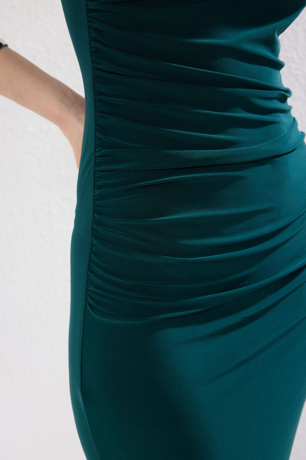 Zumrut Yesili Duz Tek Omuzlu Drapeli Fitted/Vucuda Oturan Esnek Orme Elbise TWOSS24EL00100