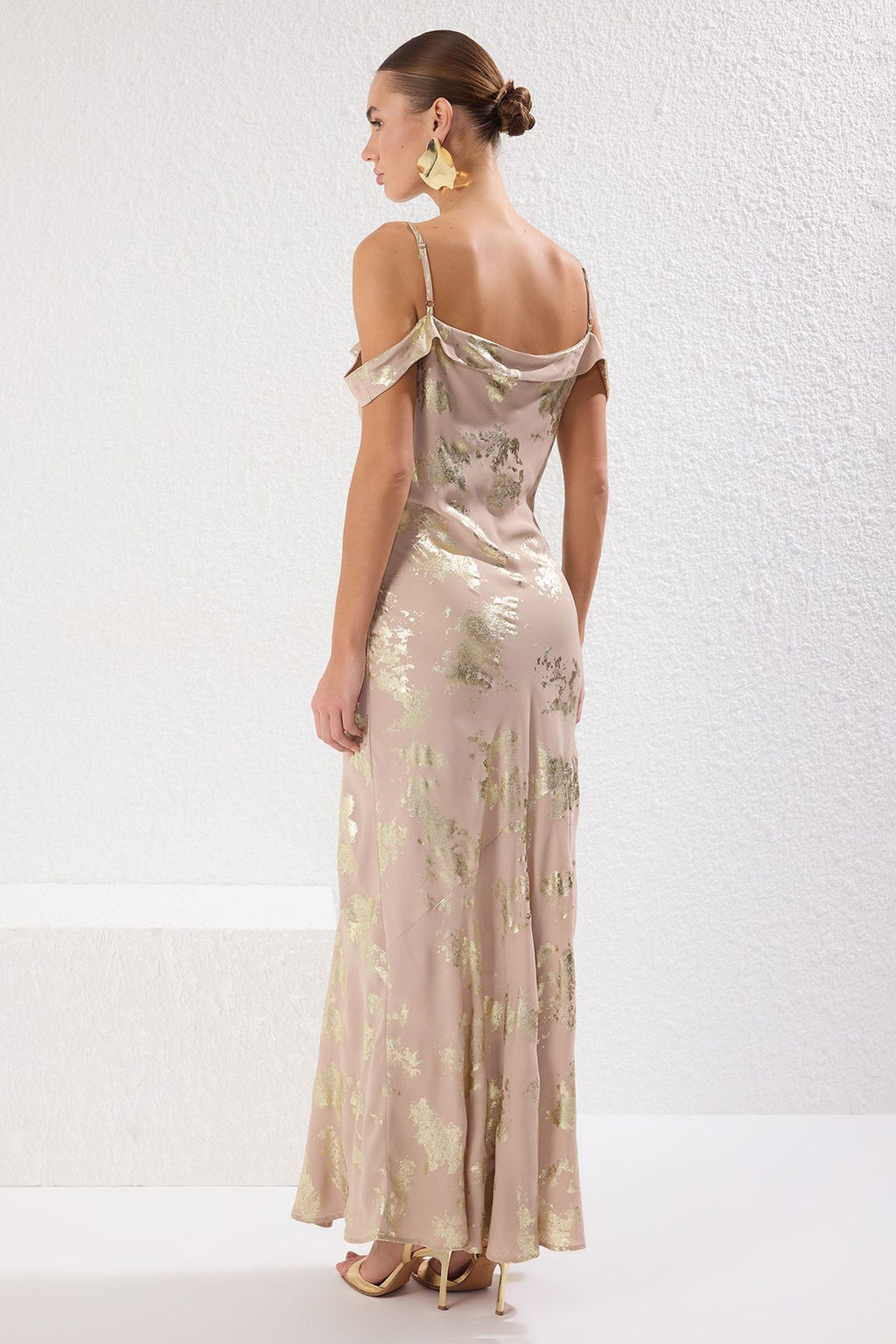 TRENDYOLMILLA Alt?n Soyut Desenli Astarl? Sifon Dokuma Uzun S?k Abiye & Mezuniyet Elbise TPRSS25AE00089  фото 4