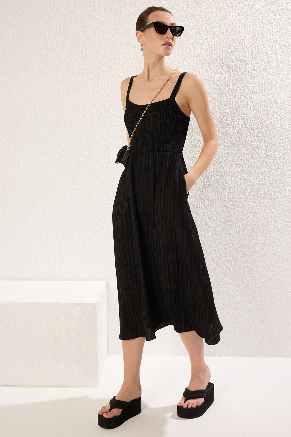 TRENDYOLMILLA Siyah Etegi Belden Ac?lan Gipeli Midi Dokuma Elbise TWOSS25EL00282