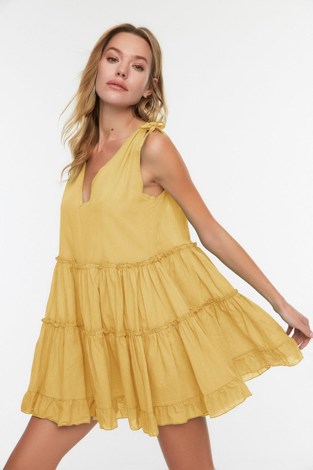 TRENDYOLMILLA Sar? Genis Kal?p Dokuma %100 Pamuk F?rf?rl? Mini Plaj Elbisesi TBESS21EL1247