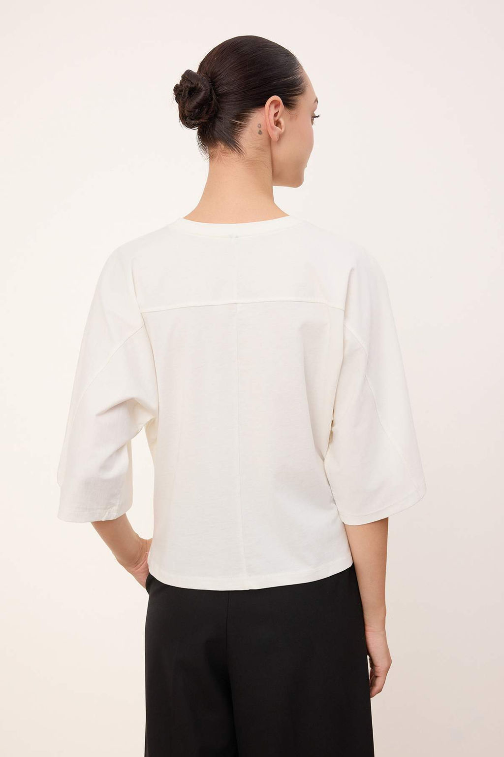 Wardrobe Essentials-Ekru Genis Kal?p Yarasa Kol %100 Pamuk Orme T-Shirt TWOSS26TS00047