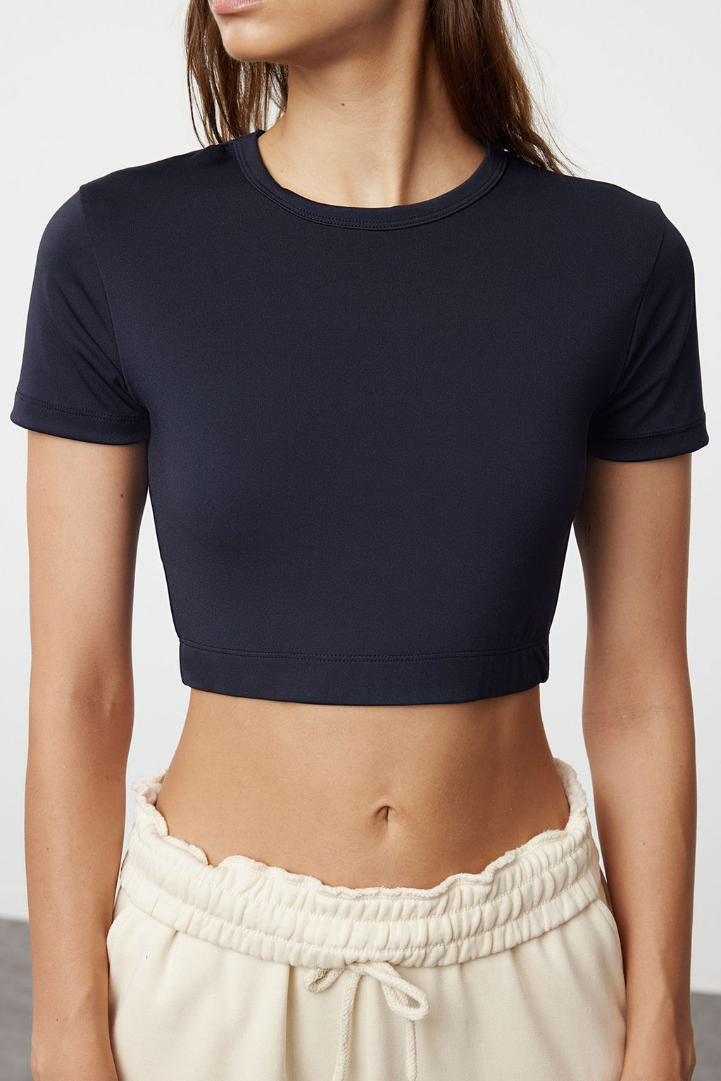 Trendyolmilla Siyah Crop Hafif Destekli Yumusak Dokulu Bisiklet Yaka Orme Spor Ust/Bluz TWOAW21BZ0158  фото 4